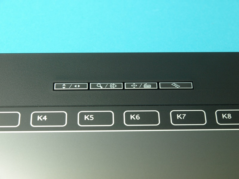 上部にはマクロキーとタッチパッドの操作切り替えボタンを搭載