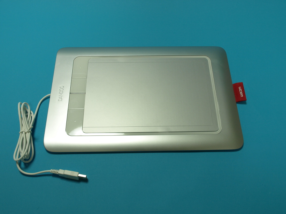 本体のカラーはシルバーで、ファンクションキーは白色