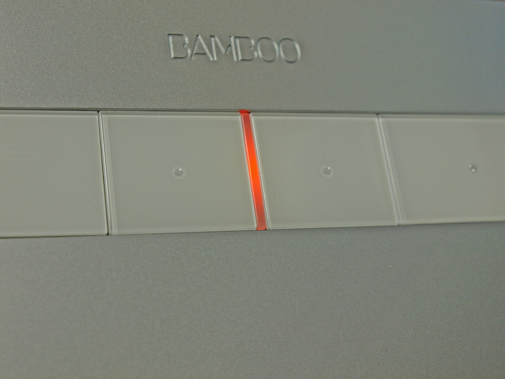 ペン先が入力エリア面に触れるとLEDが点灯する