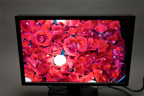 001それぞれ、見下ろし、正面、最大ふりの見え方を同露出で撮影したもの。実際の感じでは、見下ろしが若干明るめでもわっと見えるので、モニ タ正面から観察する方がいいだろう