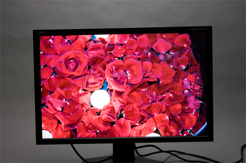 それぞれ、見下ろし、正面、最大ふりの見え方を同露出で撮影したもの。実際の感じでは、見下ろしが若干明るめでもわっと見えるので、モニタ正面から観察する方がいいだろう