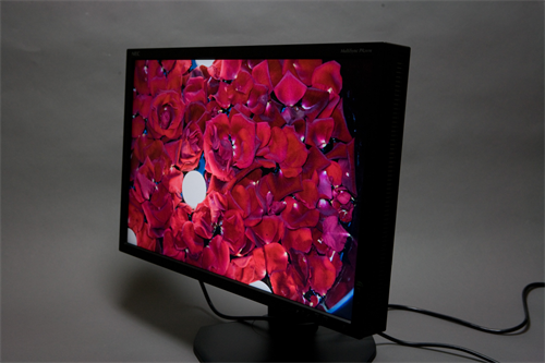 それぞれ、見下ろし、正面、最大ふりの見え方を同露出で撮影したもの。実際の感じでは、見下ろしが若干明るめでもわっと見えるので、モニタ正面から観察する方がいいだろう