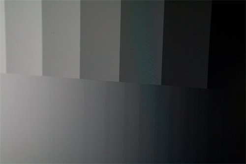 グレーのアップ。グラデーションに若干、トーンジャンプ様の表示が出る。接続はDVIでノンキャリ部、データは8bitのRGBグレーだ