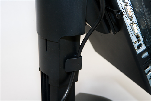 スタンドのケーブル格納部分。引っかけたら上のカバーを下げるだけ。すごく便利