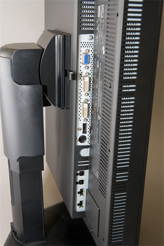 クビを90度レボルビングした状態で左側に出てくるコネクト部。ほとんどの接続はここでおこなう