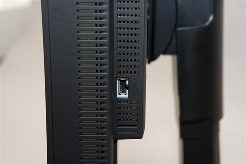 正位置で右側に一つだけ存在するUSBコネクタ。これも意外に便利といえるものだ。アップストリームのUSBケーブルを自費購入してPCと繋げば、モニタがUSBハブ化するから、キャリブレータからメモリまでさまざま付けられるからだ