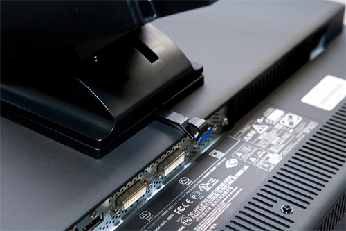 スタンド付け根の謎のフックを押してスタンドを持ち上げると簡単にスタンドがはずれる