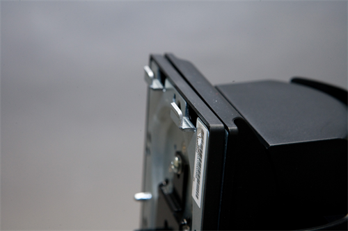 おいている状態で外れてしまうことはないし、実際、縦に置いた時点でフックを押してもスタンドは外れない。万が一あっても爪で引っかけているから安心だ