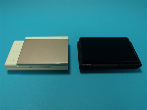 ヒンジの部分が張り出したデザインのDM5（右はDM10）