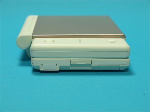 本体左横には、USBポートやキーボードオープンボタン、microSDスロットを搭載