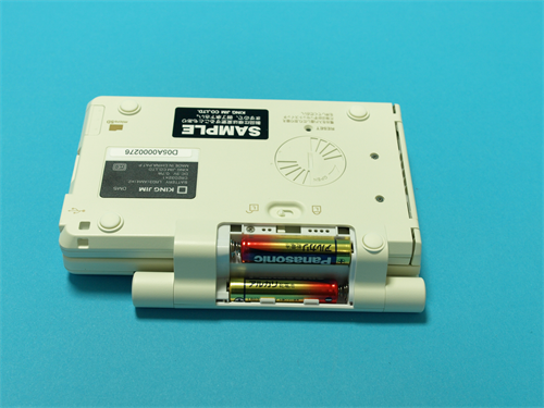 メインバッテリには単4形電池を2本使用