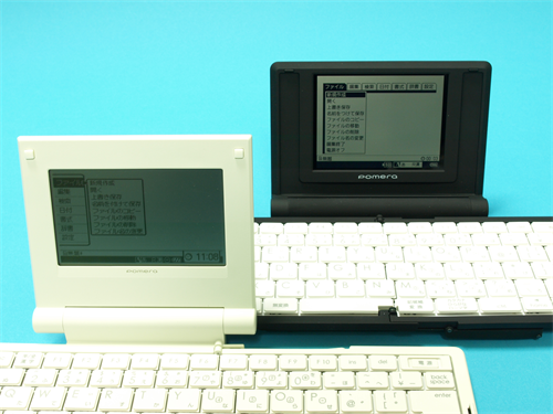 DM10に比べると黒色の鮮やかさはやや劣る（奥はDM10）