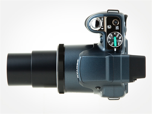 テレ側にズームアップした状態。左手でレンズ部を包み込むようにして構えると、ホールドバランスが安定する