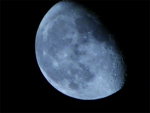 ズームのテレ側に、デジタルズームを併用して撮影。デジタルズームでは解像感がやや落ちるが、それでも、このサイズの月の写真としては実用十分の精度だろう