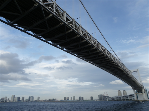 焦点距離26mm相当になるズームのワイド側で撮影。ハイライト部からシャドー部までを滑らかな階調で記録できている