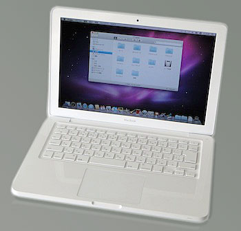 最近の白いコンシューマーノートPCの流れを作り出したiBook→MacBookのデザインテーマを受け継ぎつつ、樹脂製ながらユニボディ構造となった新MacBook