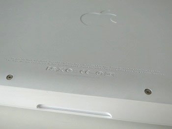 底面は全面ラバー系素材で覆われており、絶大な滑り止め効果を生み出しているほか、ゴム脚が取れてしまう事態を構造的に回避している