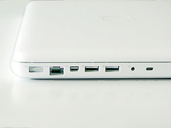 正面向かって右側面のポート類は、右（奥側）から、MagSafe電源、ギガビットEthernet、Mini DisplayPort、USB 2.0×2基、オーディオ入出力、盗難防止用セキュリティスロット