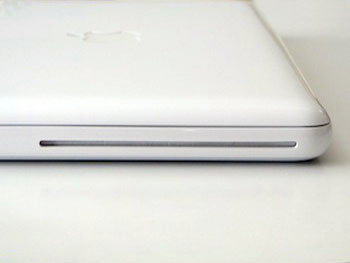 左側面の光学ドライブは、DVD±R DL/DVD±RW/CD-RWのSuperDriveを搭載。Proモデルとは異なり、SDメモリカードスロットは装備されない