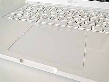 トラックパッドはガラス製のマルチタッチ対応タイプとなり、よりスムーズな触感と操作感を実現している。視覚的なボタンはないが、全体がボタンとしても機能する