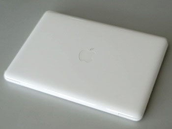 ディテールの丸みを大きくとり、ほぼ真円の弧を描くようにしたことで、さらに手に馴染むボディになっている