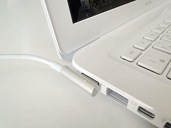 不意にケーブルが引っ張られても安全な磁石式のMagSafe電源は、MacBook Airのように横出しのタイプで、張り出しを最小限にしている