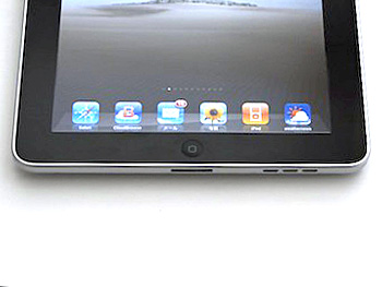 ホームボタンやドックコネクタは、短辺の１つの外縁部に１個ずつのみが組み込まれている。従って、ドックに接続するような場合には、常に縦長のポートレートスタイルで行うことになる。また、ドックコネクタの右のほうに見える３連の扁平な穴は、スピーカーグリル（モノラル）だ