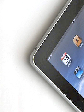 05電源オン／スリープ／スリープ解除ボタンと反対の角には、イヤフォン端子とマイクホールがある。後者は極小のため、音質や感度が気になるが、実際には音声認識アプリにも利用されており、性能的にはまったく問題ない