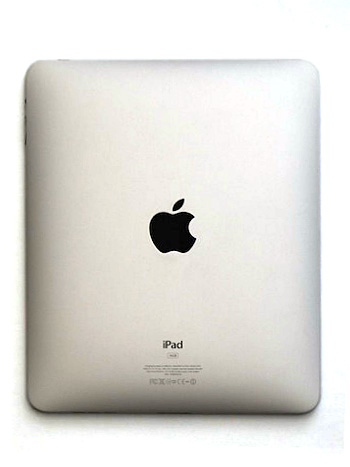 アルミ製の裏面パネルは緩やかに湾曲しており、本体を水平に置いた状態で縦横に回転させる動作などがスムーズに行える形状。中央のアップルマークは樹脂製で、この部分にWi-Fiアンテナが内蔵されている。Wi-Fi＋3Gモデルでは、さらに上辺近くに3G回線用とGPS用のアンテナが組み込まれ、その部分も黒い樹脂製カバーで覆われる