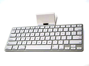 やはり専用オプションとして用意されているiPad Keyboard Dock。iPadでは、アップル純正のMac用ワイヤレスキーボードを含めて、市販のBluetoothキーボードも組み合わせて使うことができる（ただし、対応製品のリストが公開されているわけではなく、一部非対応品もある模様）