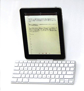 ドックコネクタの位置の関係から、iPad Keyboard Dockを使う際には、iPadは必ず縦長のポートレートスタイルで利用することになる。重心位置が高くなるものの、Dockの自重と幅のあるキーボードによって、ぐらついたりすることなく安定してタイピングすることができる