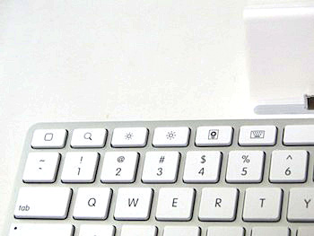 他のワイヤレスキーボードにないiPad Keyboard Dockのメリットとしては、iPadの基本的なコントロールが可能な専用ファンクションキーの存在（最上段の左から、ホームボタン、Spotlight検索ボタン、輝度調整ボタン×２、フォトフレームモード起動ボタン、ソフトキーボード表示／非表示ボタン）が挙げられる