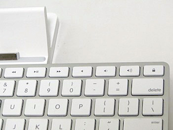 同様に、最上段の右半分には、音楽再生コントロールボタンや、ボリュームスイッチ、スリープ／スリープ解除ボタン（鍵のアイコン）が並ぶ