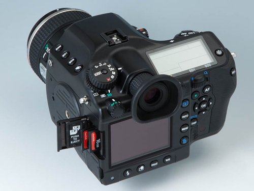 側面の2つのSD/SDHCカードスロットを装備する。電源はリチウムイオン充電池で、電池室は底部にある