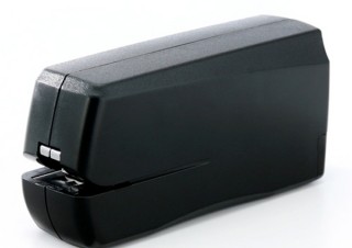 サンワ、USB接続/乾電池で駆動する電動ステープラー「400-TOY022」を発売