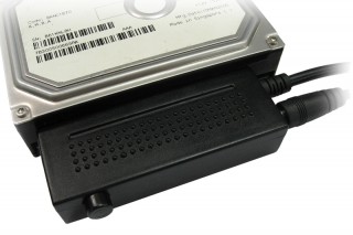 手軽に着脱できる2.5インチ/3.5インチSATA HDD対応コネクタ