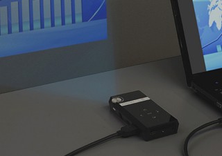 サンワ、HDMI接続にも対応する小型プロジェクター「400-PRJ009」を発売