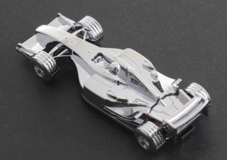 エバーグリーン、F1レースカーを模したシルバーカラーのUSBメモリを発売