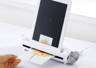 サンワ、iPad2/iPadを立てて使用できる専用スキャナ「PSC-IP7W」を発売
