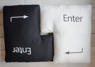 キートップの文字が書かれた「キーボードクッション」が発売