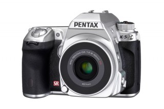 デジタル一眼レフ「PENTAX K-5」のシルバー機がレンズ付きで限定発売