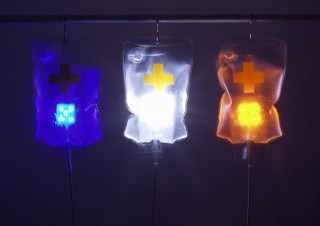 JTT、病院の点滴をモチーフにしたLEDライト「入院病灯24時」を発売