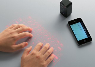 エレコム、机に投影されたキーをタッチして文字入力できるBluetoothキーボードを発売
