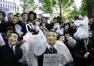 Anonymousが渋谷に集合、無言で清掃活動を実施