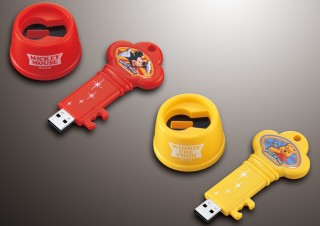 差し込むだけで子供用パソコンに切り替わるUSBタイプの「ぱそこんキッズキー」