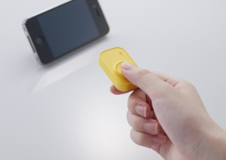 ロジテック、離れた場所から撮影できるiPhone4S向けカメラリモコン