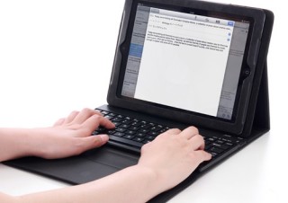 サンワサプライ、着脱可能なBluetoothキーボードを搭載したiPadケースを発売