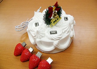 期間限定クリスマスケーキの形をしたUSBハブ