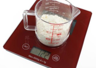 エバーグリーン、動画視聴の機能を合体させたキッチンスケールを発売