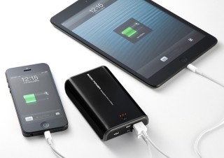 サンワ、iPhone5など各種スマホを2台同時に充電できるモバイルバッテリーセット